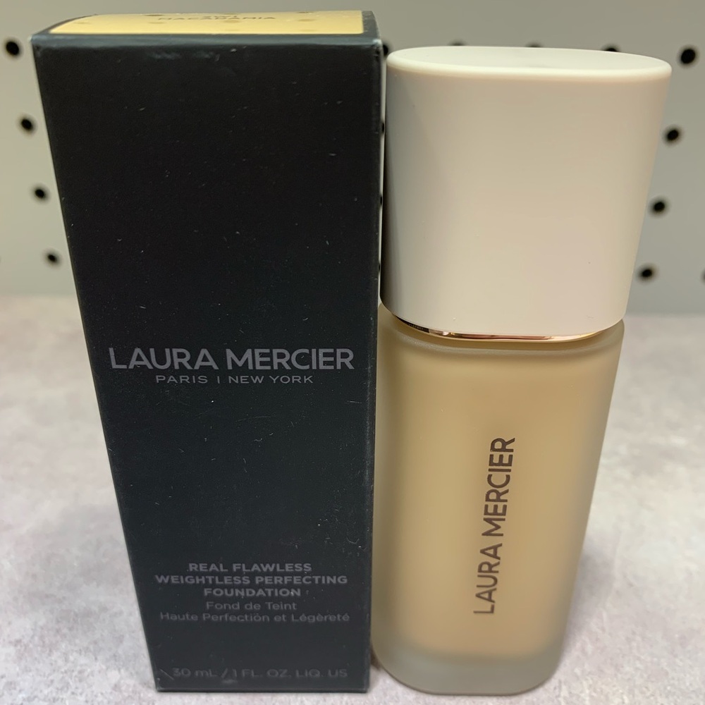Real Flawless Weightless Perfecting Foundation 2W1 Macadamia Laura Mercier 1oz.